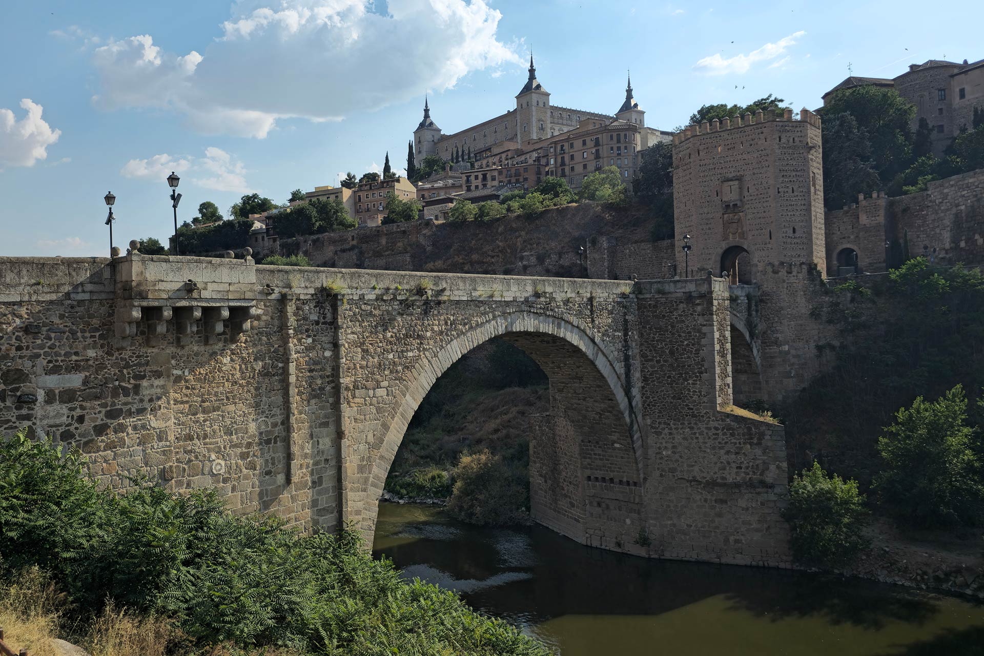 Puente de Alcántara sobre el río Tajo con Toledo al fondo